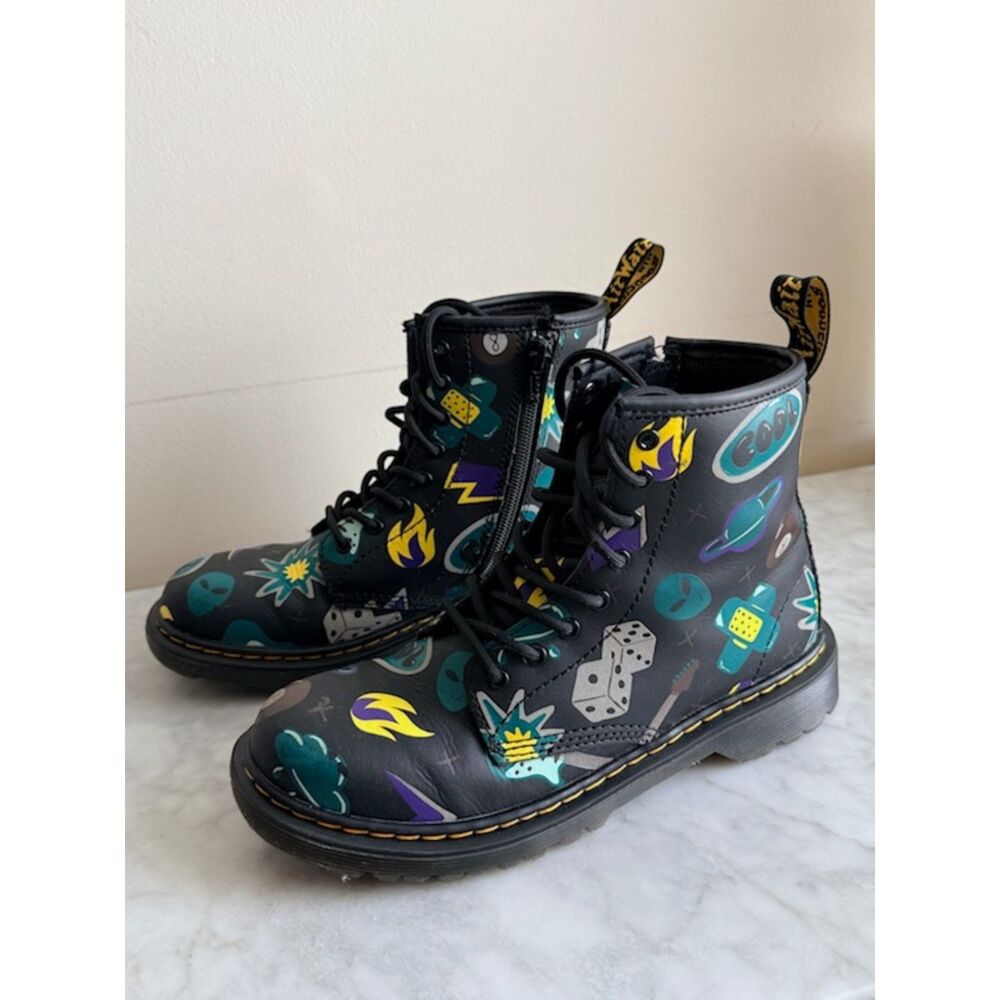 Dr. Martens (kids) UK 3 / US 4M / EU 36 Alien 8-ball print